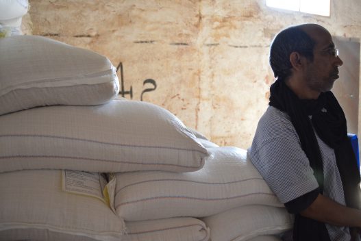 Ayuda alimentaria en un almacén del campamento de refugiado saharaui.