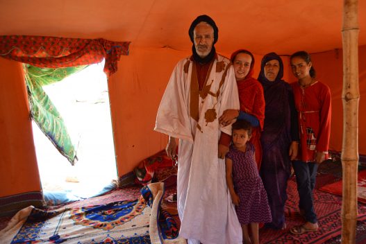 Familia beneficiada por la ayuda humanitaria recibida de las ONG que trabajan en la zona
